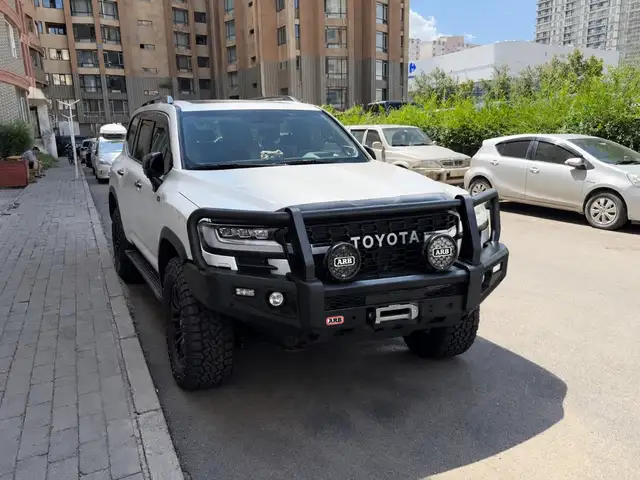 Toyota Land Cruiser 300