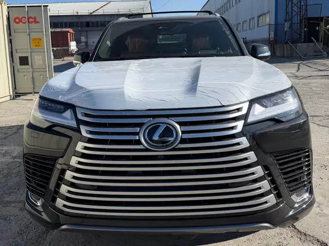 Lexus LX 700