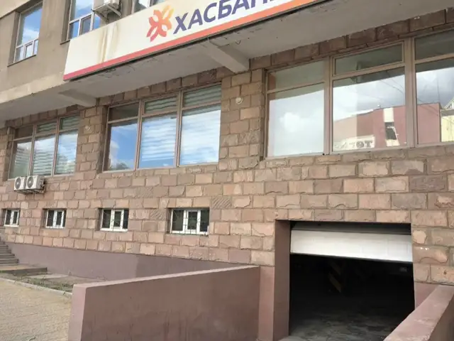 Сбд 11-р хороолол төв зам дагуу хас банктай байрны доор 18м/кв зогсоол, Улаанбаатар — Сүхбаатар — 11-р хороолол