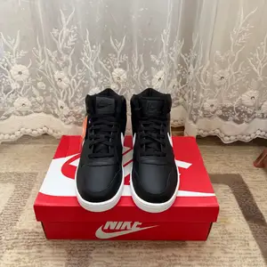 Nike ebernon mid, Улаанбаатар — Баянзүрх — 13-р хороолол