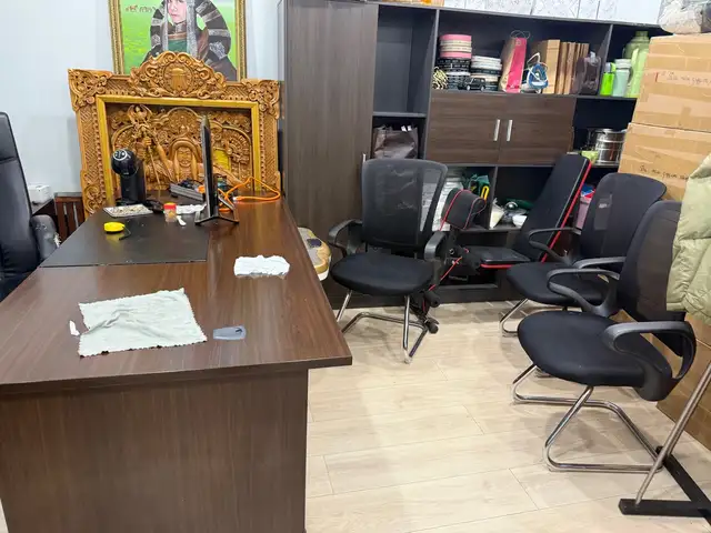 Ханын шүүгээ, захирал ширээ 4 сандалтай, Улаанбаатар — Сүхбаатар — 4-р хороо