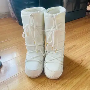 Moonboot, Улаанбаатар — Баянзүрх — 3-р хороо