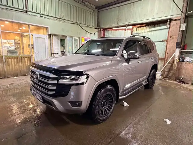 Toyota Land Cruiser 300