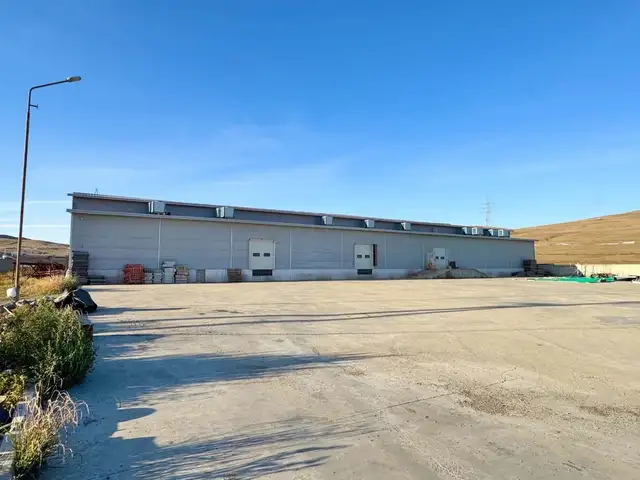 Дарханы замын шинэ товчооны хажууд 1700м² хөргүүртэй, 1.4 га газартай, кам дагуу oбьект, Улаанбаатар — Сонгинохайрхан — 32-р хороо