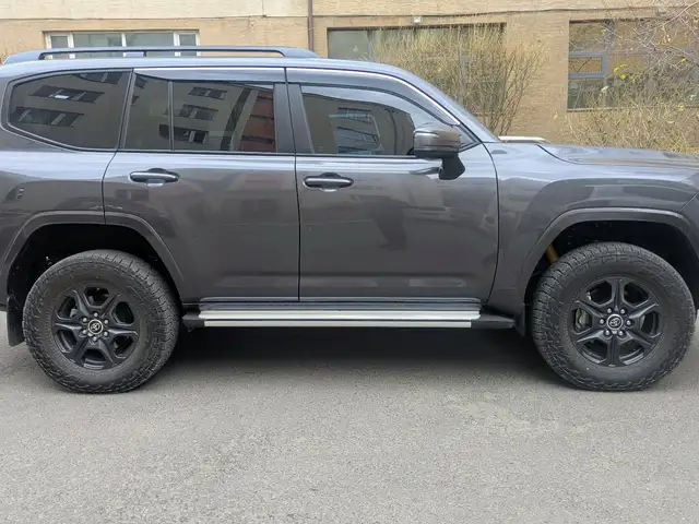 Toyota Land Cruiser 300
