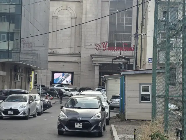 Улаанбаатар их дэлгүүрийн зүүн талд 28-р байранд 135 м2 в1 давхар, Улаанбаатар — Сүхбаатар — 4-р хороо
