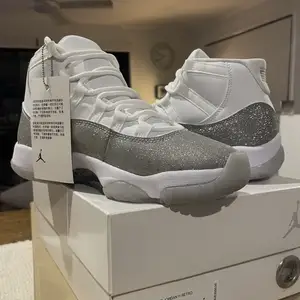 Jordan 11 retro white/ metallic silver, Улаанбаатар — Хан-Уул — Хурд