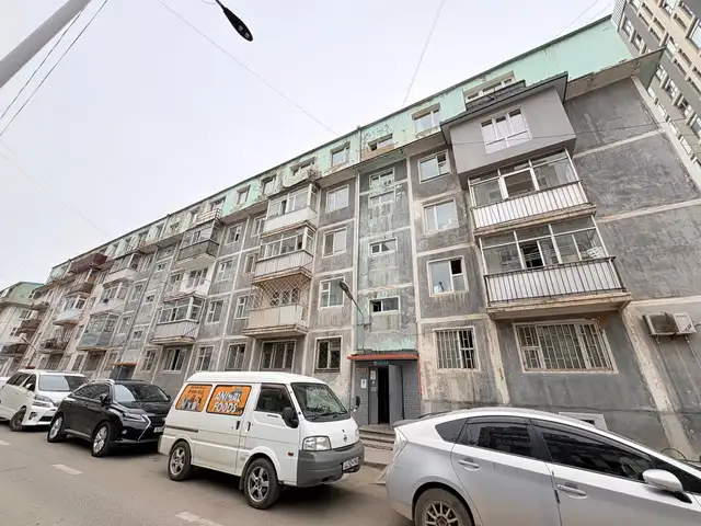 Бзд, 4-р хороо американ дэнжийн урд 1-р байранд хуучнаар 43мкв 3 өрөө байр, Улаанбаатар — Баянзүрх — 4-р хороо