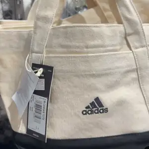 Adidas даавуун жижиг цүнх, Улаанбаатар — Баянгол — Хорооллын Имарт