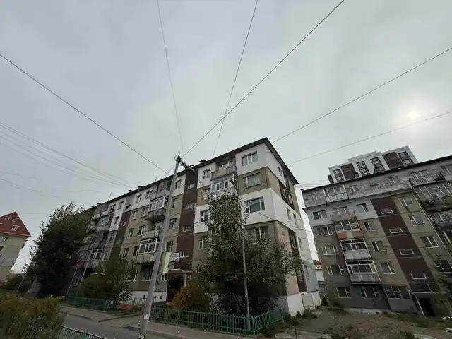 Сансарт 97-р сургуулийн урд талд гал тогоо тусдаа 2 өрөө байр 52,2мкв, Улаанбаатар — Баянзүрх — 15-р хороолол
