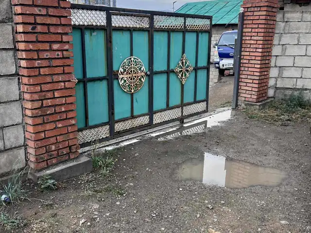 Их засаг сургуулийн урд хашаа байшин, Улаанбаатар — Баянзүрх — Их Засаг Их сургууль