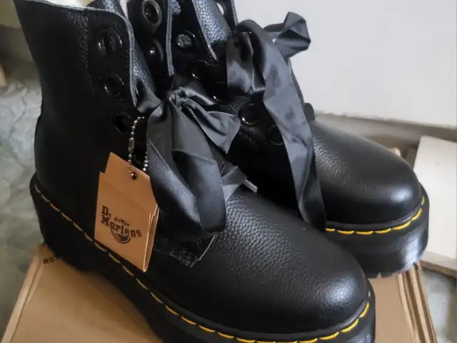 Doctor martens, Улаанбаатар — Сонгинохайрхан — 18-р хороо
