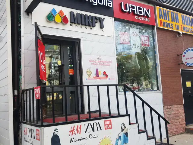 Уид ийн баруун урд талд төв зам дагуу байрлалтай худалдаа,үйлчилгээний өрөө 24мкв, Улаанбаатар — Сүхбаатар — 4-р хороо