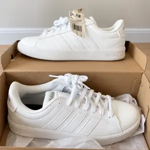 Adidas цагаан пүүз, хайрцаг, шошготой, Улаанбаатар — Хан-Уул — 15-р хороо