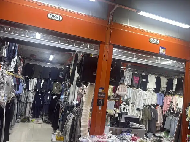 Дүнжингаравын урд талаасаа 3-р эгнээнд хүүхдийн хувцасны үргэлжээ 4н лангуу, Улаанбаатар — Баянзүрх — 26-р хороо