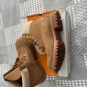 Timberland gutal, Улаанбаатар — Баянзүрх — Баянмонгол хороолол