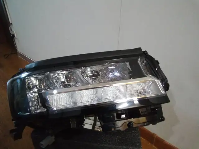 Toyota land cruiser 300 gxr баруун урд их гэрэл, Улаанбаатар — Хан-Уул — 11-р хороо