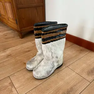 Шинэ 38 размерын адууны үстэй эмэгтэй гутал, Улаанбаатар — Сүхбаатар — Орос 3-р сургуулийн ойролцоо