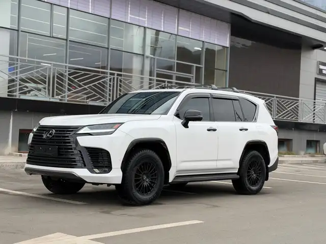 Lexus LX 700