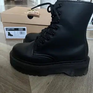Оригнал dr martens гутал, Улаанбаатар — Сүхбаатар — 6-р хороо