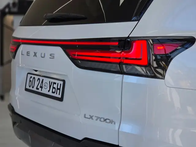 Lexus LX 700