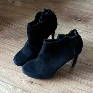 Italian heels, Улаанбаатар — Чингэлтэй — 4-р хороо