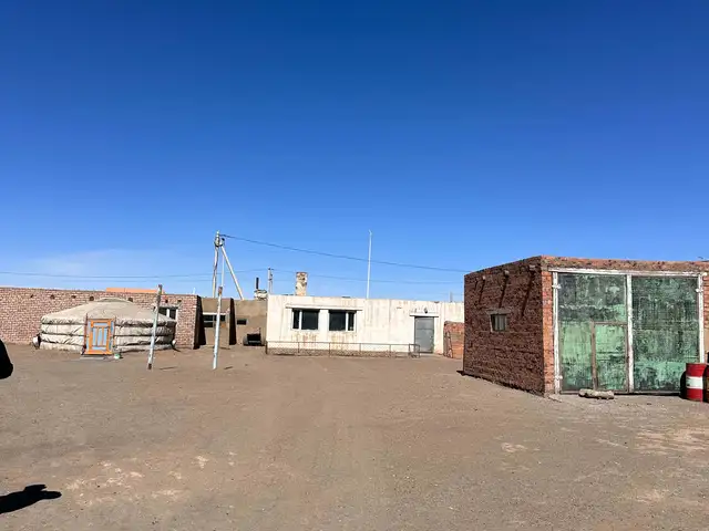 Өмнөговь аймгийн цогтцэций суманд хашаа байшин, үйлчилгээний талбай 106мкв, Өмнөговь