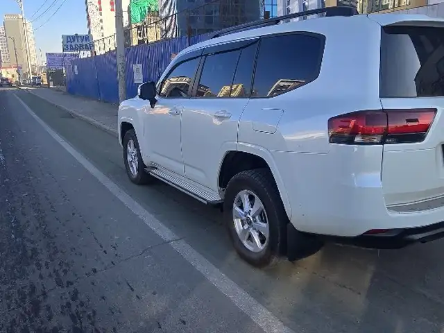 Toyota Land Cruiser 300