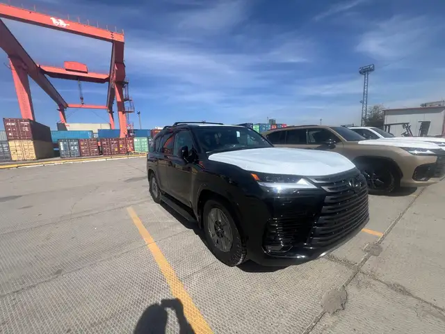 Lexus LX 700