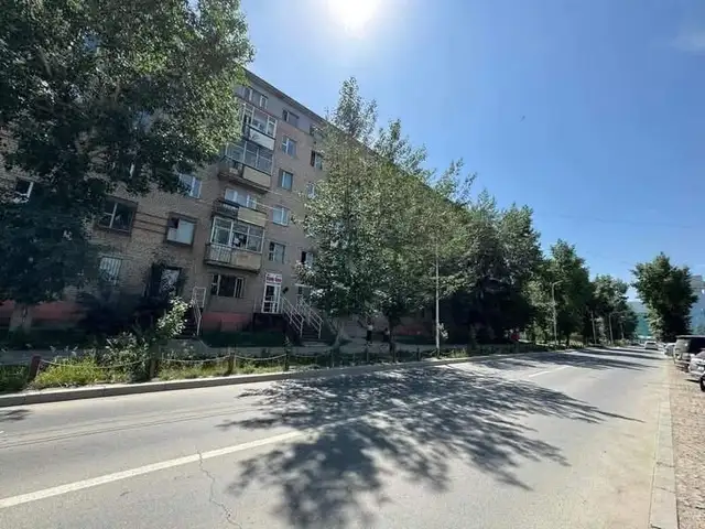 Төмөр замын эмнэлгийн зүүн талд мансардны 60мкв 2 өрөө орон сууц, Улаанбаатар — Баянгол — Ханбүргэдэй