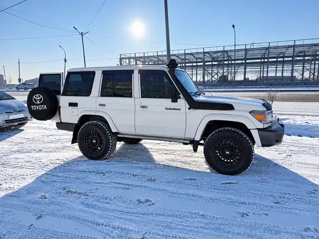 Toyota Land Cruiser 77