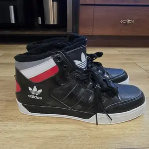 Adidas дотортой пүүз, Улаанбаатар — Хан-Уул — 18-р хороо