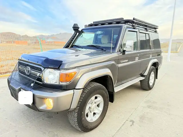 Toyota Land Cruiser 77