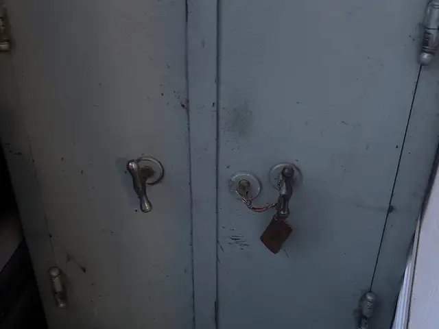Хуучны төмөр сейф, Улаанбаатар — Сүхбаатар — Дөлгөөн нуур