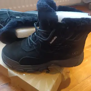 Ugg өвлийн гутал, Улаанбаатар — Сүхбаатар — Дамбадаржаа