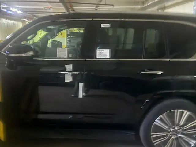 Lexus LX 700