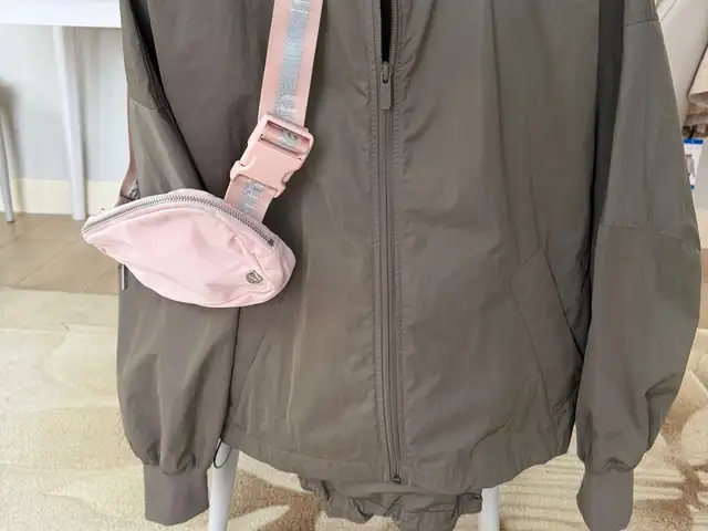 Lululemon bomber, Улаанбаатар — Хан-Уул — 18-р хороо