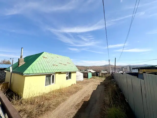 Цагаанчулуут хашаа байшин /Орхон/, Орхон