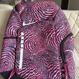 Nike uurgewch, Улаанбаатар — Хан-Уул — Хүннү