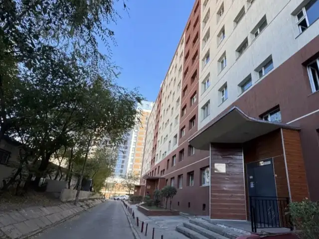 Хотын төвд 1 сургуулийн урд 2 өрөө байр 29мкв, Улаанбаатар — Сүхбаатар — 2-р хороо