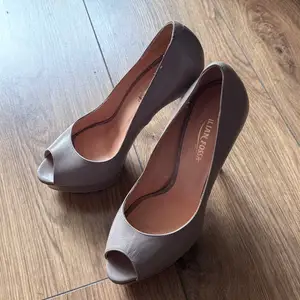 Italian heels, Улаанбаатар — Чингэлтэй — 4-р хороо