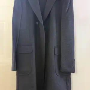 Gobi cashmere эрэгтэй пальто, Улаанбаатар — Сүхбаатар — Орос 3-р сургуулийн ойролцоо