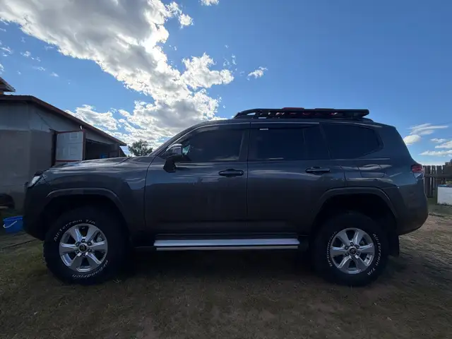 Toyota Land Cruiser 300