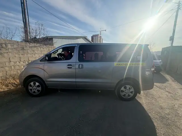 Hyundai Starex