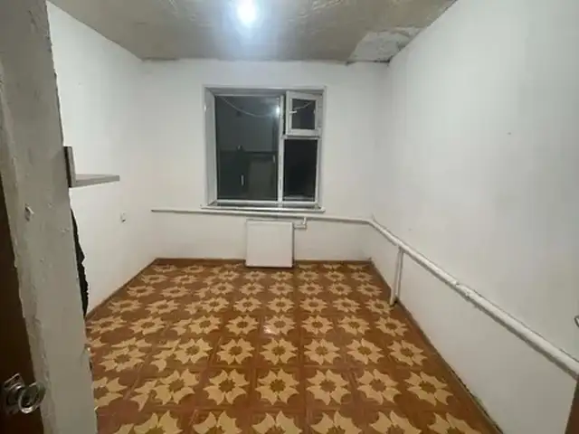 БЗД 42-р хороо халдвартын эмнэлэгийн урд нийтийн байранд өрөө, Улаанбаатар — Баянзүрх — Халдвартын эмнэлэг