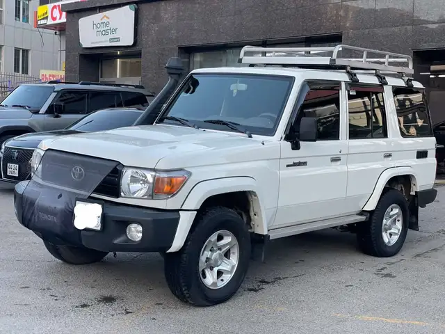 Toyota Land Cruiser 77