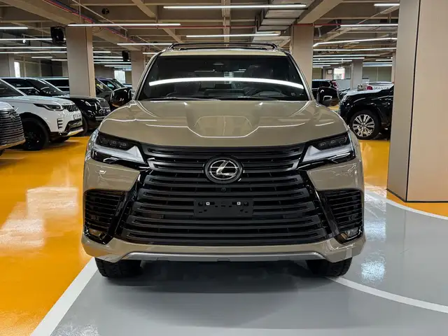 Lexus LX 700