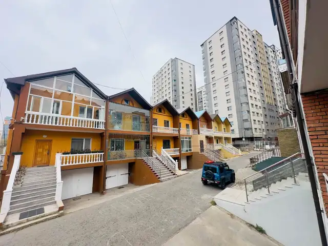 Зүүн 4 замын урд 250м² таун хаус худалдана, Улаанбаатар — Баянзүрх — Зүүн 4 зам
