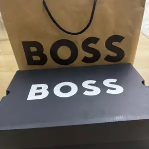 Boss эрэгтэй пүүз 40 раз, Улаанбаатар — Хан-Уул — 19-р хороолол