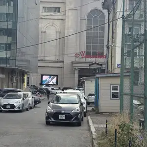 Улаанбаатар их дэлгүүрийн зүүн талд 28-р байранд 135 м2 в1 давхар, Улаанбаатар — Сүхбаатар — 4-р хороо
